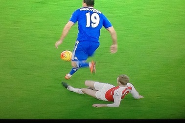 Diego Costa bị nghi ăn vạ khiến Mertesacker lĩnh thẻ đỏ