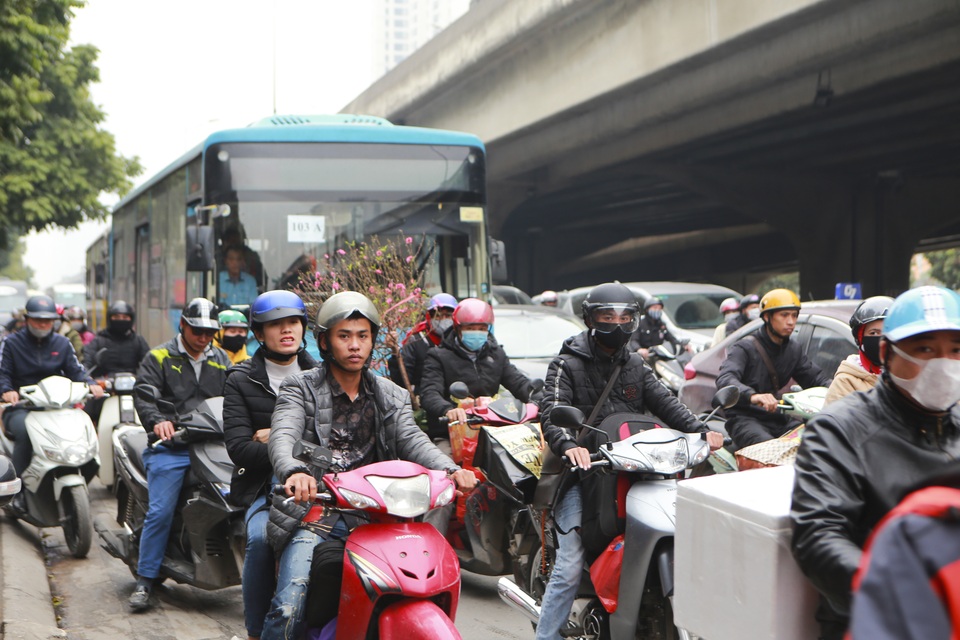 Giao thông kẹt cứng tại cửa ngõ Thủ đô - 13 Giao thông kẹt cứng tại cửa ngõ Thủ đô - 13