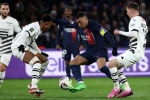 Mbappe mờ nhạt, PSG hòa may mắn nhờ quả phạt đền phút bù giờ