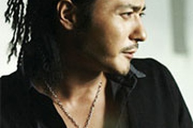 Jang Dong Gun quảng cáo... mỹ phẩm trang điểm