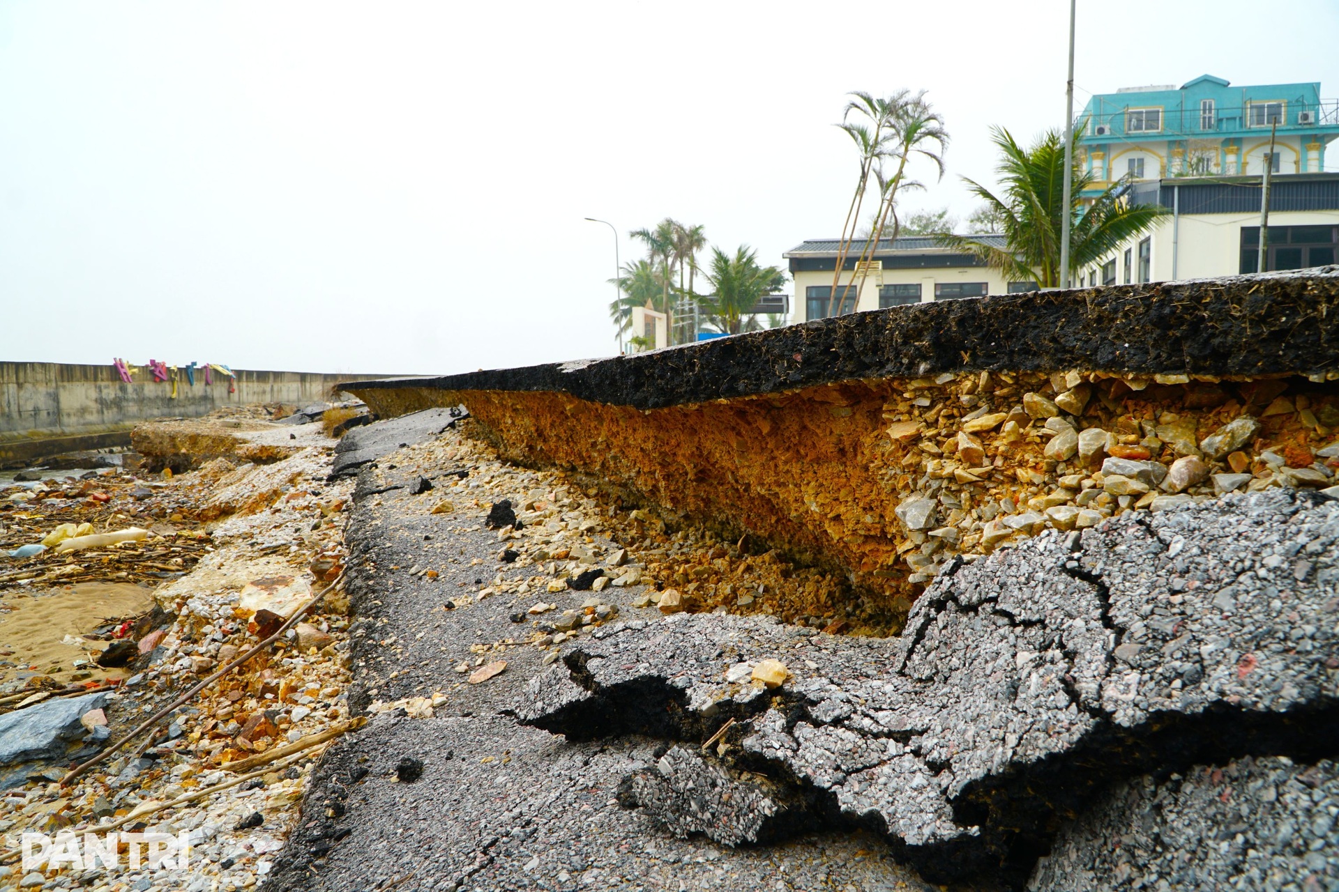 Bàn tay trên biển ngả nghiêng, bờ kè khu du lịch bị xé toang - 8 Bàn tay trên biển ngả nghiêng, bờ kè khu du lịch bị xé toang - 8