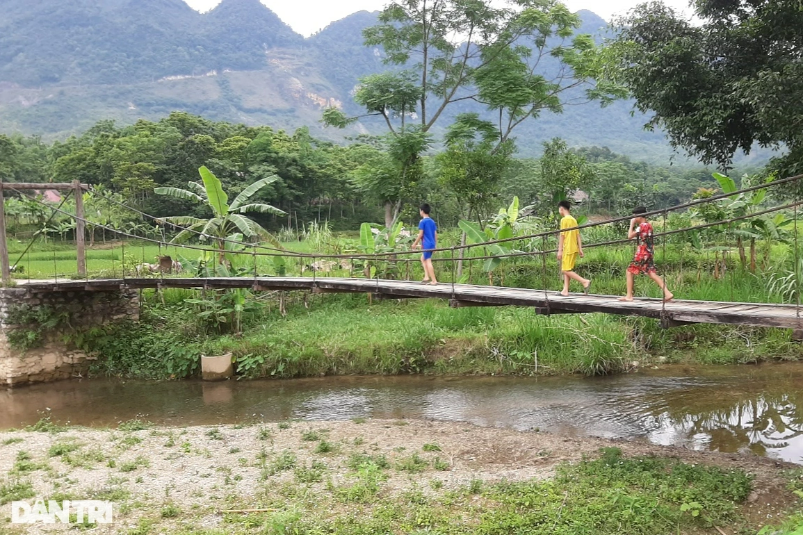 Hàng nghìn người dân, học sinh xã nghèo mong thoát cảnh lũ đến cầu lại trôi - 6 Hàng nghìn người dân, học sinh xã nghèo mong thoát cảnh lũ đến cầu lại trôi - 6