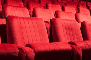 Bị “trả thù” vì đạp lưng ghế trong rạp chiếu phim