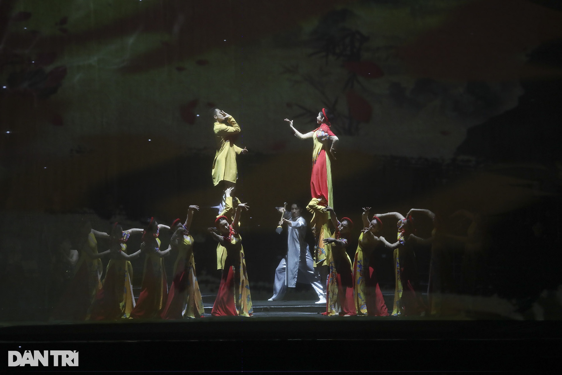 Chủ tịch nước Nguyễn Xuân Phúc đánh trống khai hội Xuân quê hương - 11 Chủ tịch nước Nguyễn Xuân Phúc đánh trống khai hội Xuân quê hương - 11