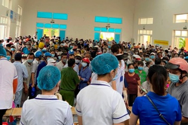 Hàng nghìn người đến cùng lúc, một điểm tiêm vaccine ở Cần Thơ phải dừng