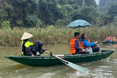 Chi 200 triệu đi Việt Nam, khách Tây bức xúc tố bị vòi tiền ở Ninh Bình