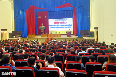 "Học sinh giỏi, thành tích cao mà chỉ có tờ giấy khen thì buồn quá!"