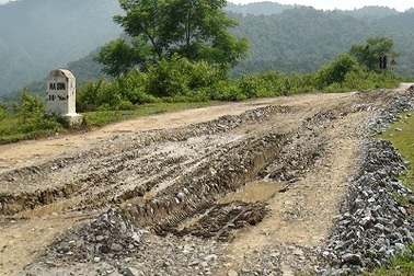 Một cung đường trọng yếu đang bị "băm nát"