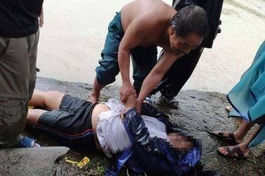 Đâm xe vào cống ven đường, người đàn ông bị nước cuốn tử vong