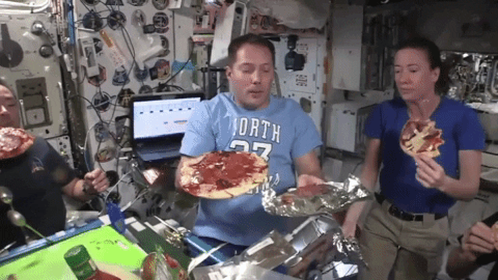 Xem các phi hành gia chế biến và mở tiệc pizza trên trạm vũ trụ ISS - 2 Xem các phi hành gia chế biến và mở tiệc pizza trên trạm vũ trụ ISS - 2