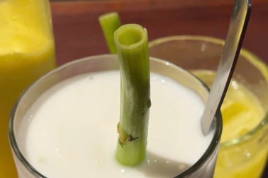 Khách Trung Quốc sửng sốt dùng cọng rau muống thay ống hút ở nhà hàng TPHCM