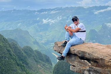 "Tim đập, chân run" check-in ở mỏm đá tử thần Hà Giang