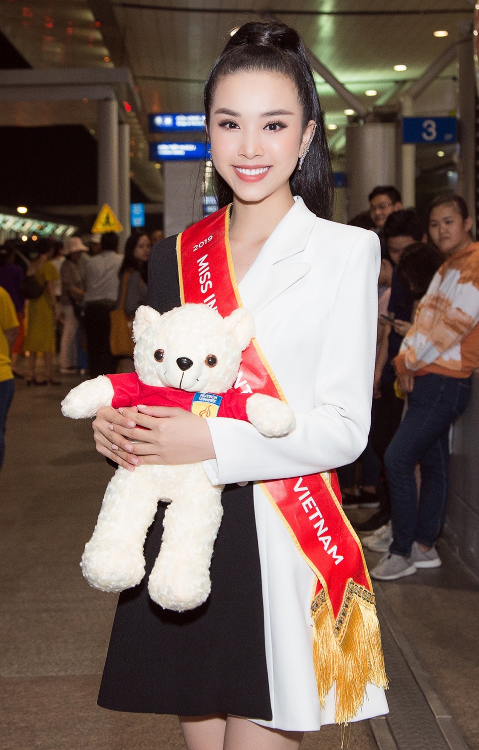 Tiểu Vy, Phương Nga tiễn Á hậu Thúy An lên đường sang Ai Cập thi Hoa hậu Liên lục địa - 1 Tiểu Vy, Phương Nga tiễn Á hậu Thúy An lên đường sang Ai Cập thi Hoa hậu Liên lục địa - 1