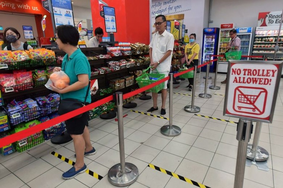 Cặp đôi ôm hôn đắm đuối nơi công cộng bất chấp lệnh cách ly - 3 Cặp đôi ôm hôn đắm đuối nơi công cộng bất chấp lệnh cách ly - 3