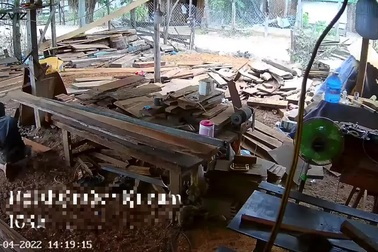 Sơ ý khi làm việc, thợ mộc bị thanh gỗ bật vào bụng gây chấn thương