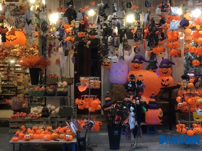 Những món đồ Halloween tại phố Hàng Mã quận Hoàn Kiếm (TP Hà Nội).
