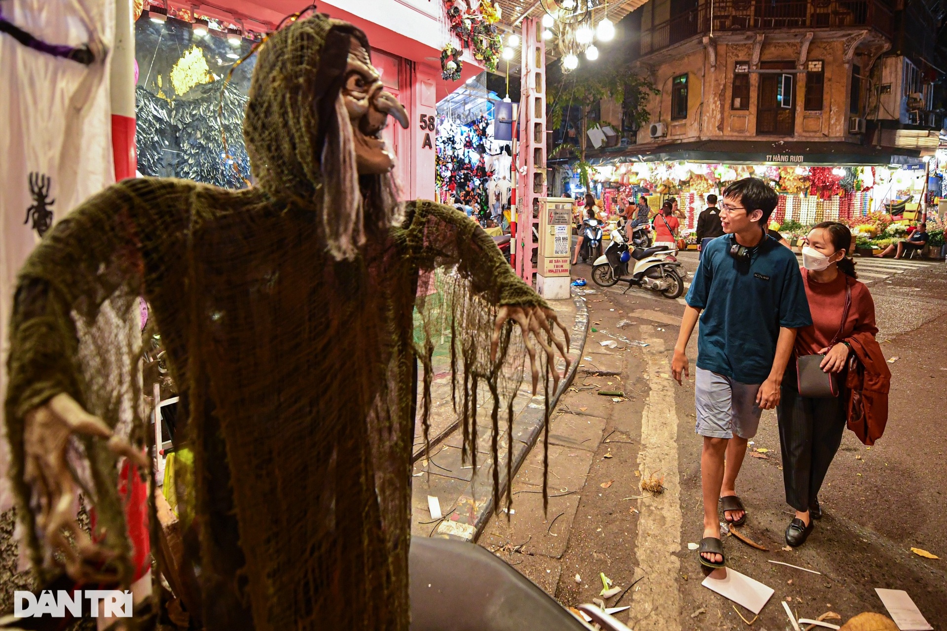 Đường phố Hà Nội chật kín người vui chơi, hóa trang kinh dị dịp Halloween - 2 Đường phố Hà Nội chật kín người vui chơi, hóa trang kinh dị dịp Halloween - 2