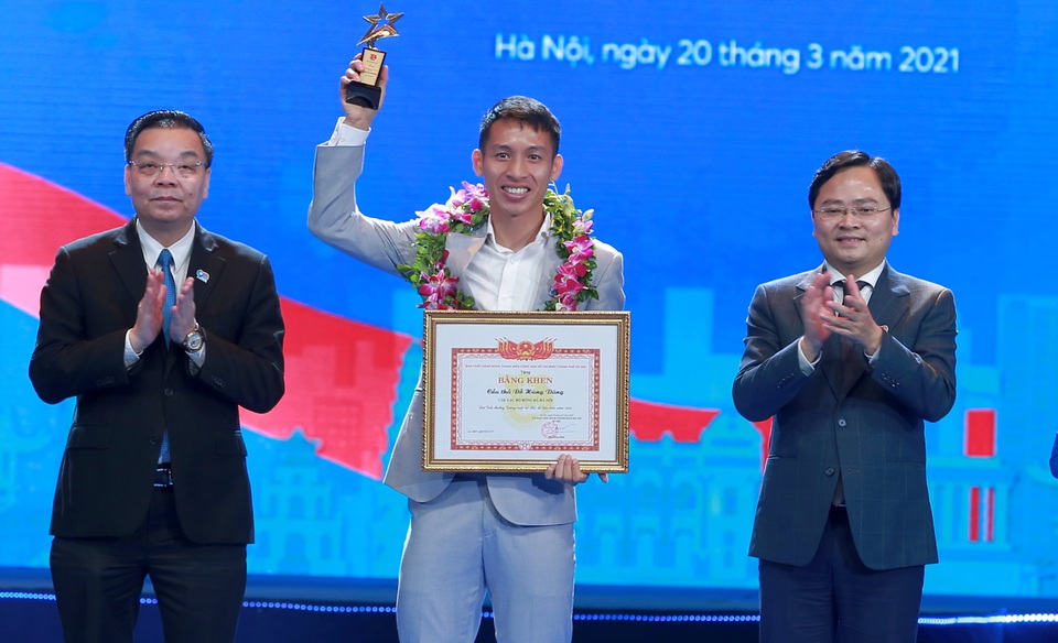 Tuyển thủ Hùng Dũng được trao giải Gương mặt trẻ Thủ đô tiêu biểu 2020 - 4 Tuyển thủ Hùng Dũng được trao giải Gương mặt trẻ Thủ đô tiêu biểu 2020 - 4