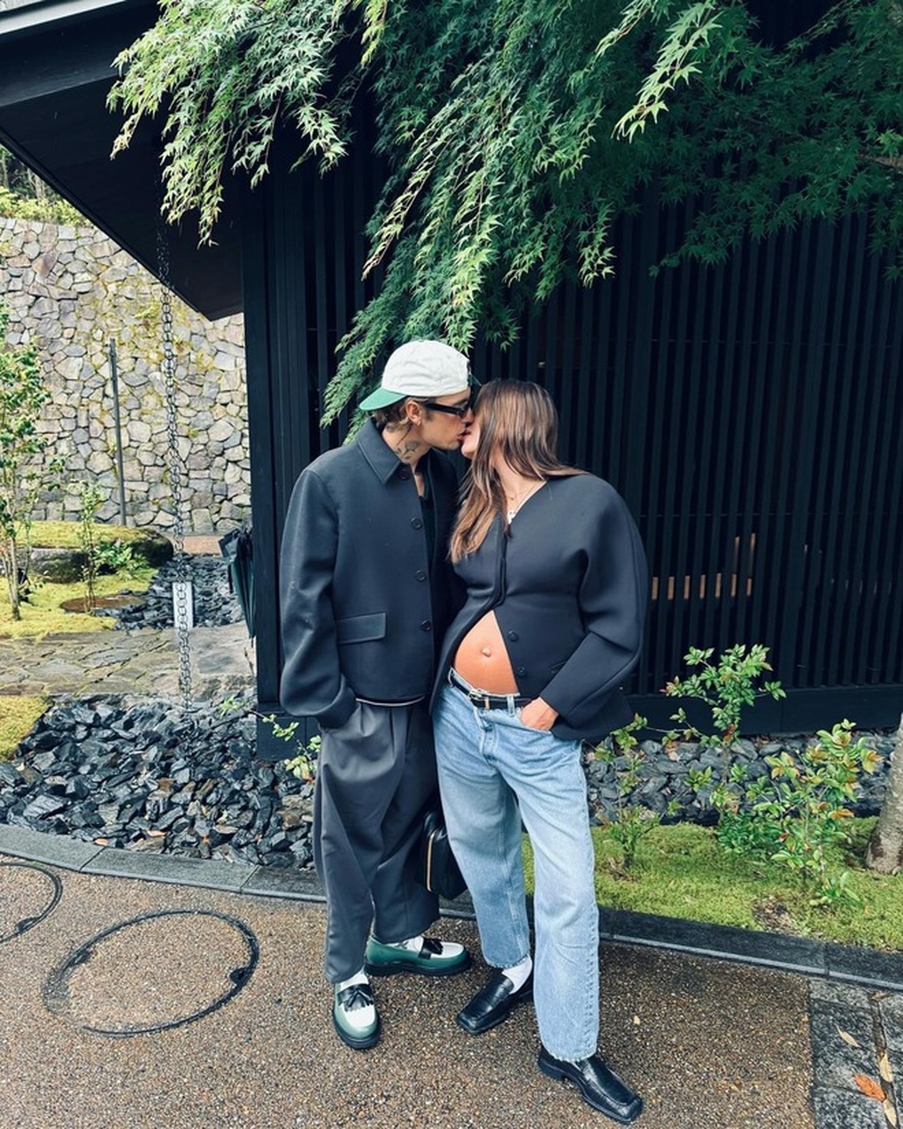 Hailey Bieber diện đầm xuyên thấu, nhan sắc mẹ bầu được khen ngợi - 3 Hailey Bieber diện đầm xuyên thấu, nhan sắc mẹ bầu được khen ngợi - 3