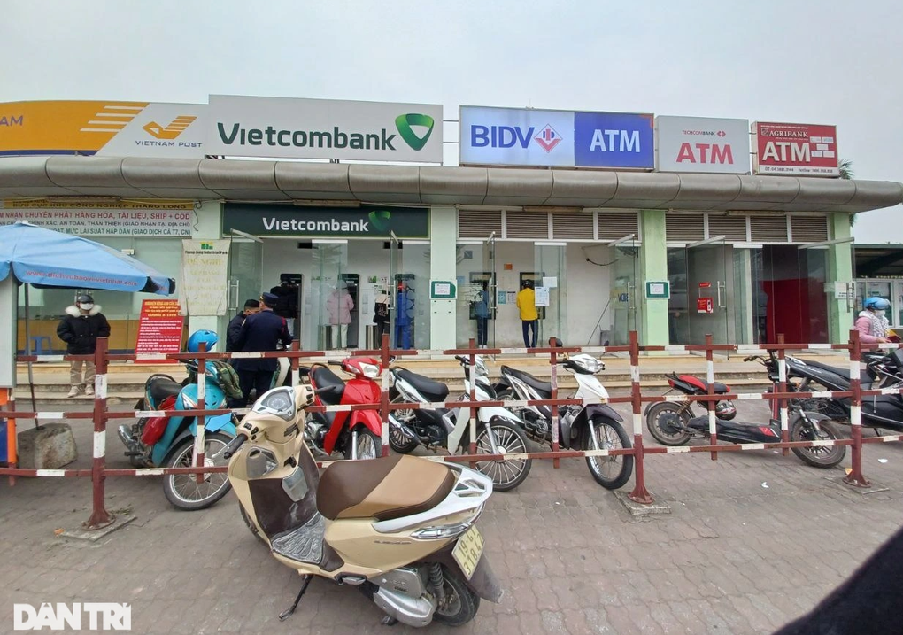 Cảnh tượng khó tin tại các ATM sát khu công nghiệp dịp giáp Tết - 1 Cảnh tượng khó tin tại các ATM sát khu công nghiệp dịp giáp Tết - 1