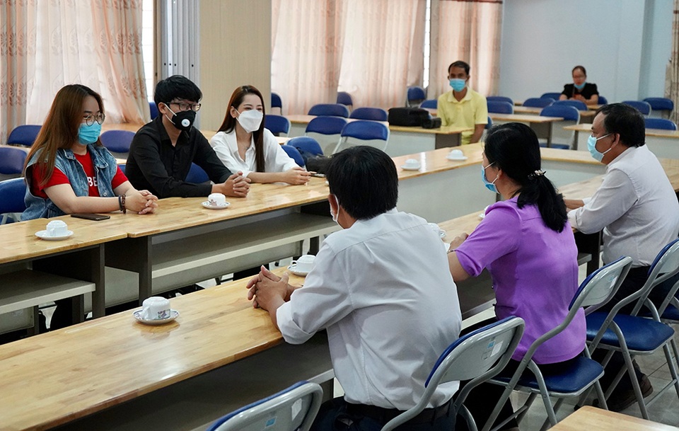 Chi Pu gây chú ý với đồ bảo hộ kín từ đầu đến chân khi đi máy bay - 6 Chi Pu gây chú ý với đồ bảo hộ kín từ đầu đến chân khi đi máy bay - 6