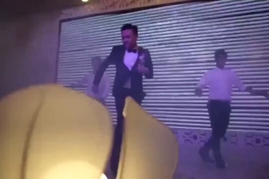 Chú rể nhảy theo điệu "Nơi này có anh" trong đám cưới khiến cô dâu trẻ xúc động
