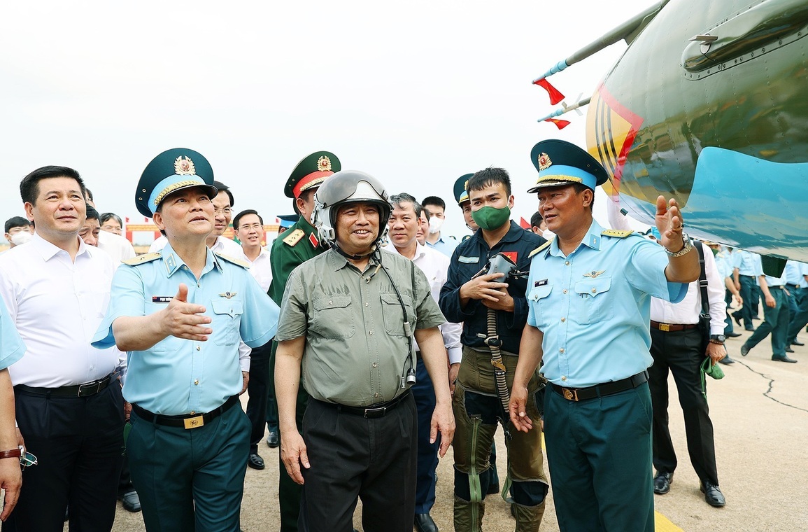 Thủ tướng thăm Trung đoàn không quân 937, khảo sát sân bay quân sự - 2 Thủ tướng thăm Trung đoàn không quân 937, khảo sát sân bay quân sự - 2