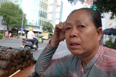 Mẹ già mỗi ngày đi 70km lên TPHCM bán bánh tét nuôi gia đình