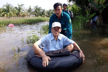 Hàng chục hộ dân khốn khổ vì triều cường, nước lũ