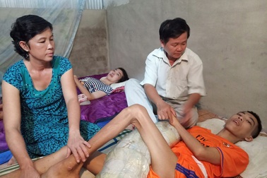 Thầy giáo nghèo quặn thắt nhìn hai con lần lượt nằm liệt giường