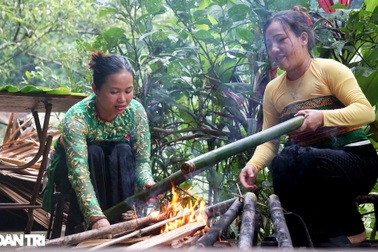 Độc đáo món cơm đồ trong ống nứa, mang "hơi thở" của núi rừng