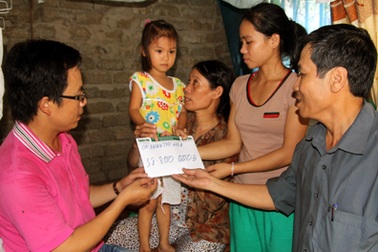 Hơn 38 triệu đồng đến với "Bé gái 5 tuổi đã 6 lần lên bàn mổ"