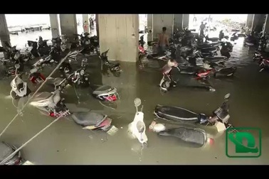 Hàng trăm người bỏ việc đến lấy xe ngập trong hầm về sửa chữa