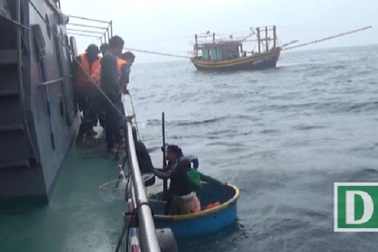 Cứu thành công 7 thuyền viên bị chìm tàu trên biển