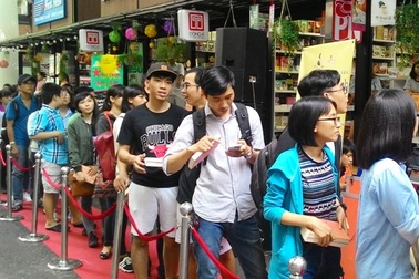 Bạn trẻ nối đuôi nhau xin chữ ký nhà văn Nguyễn Nhật Ánh