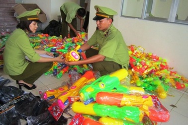 Phát hiện, thu giữ gần 1.000 đồ chơi bạo lực nhập lậu