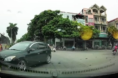 Kinh ngạc tài xế chọn lái xe đi ngược chiều để khỏi phải quay đầu