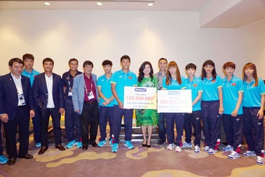 VPMilk khích lệ tinh thần 2 đội bóng đá nam, nữ Việt Nam tại SEA Games 29