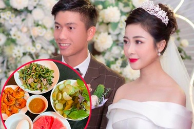 Fans nức nở khen cầu thủ Phan Văn Đức cưới được người vợ đảm đang
