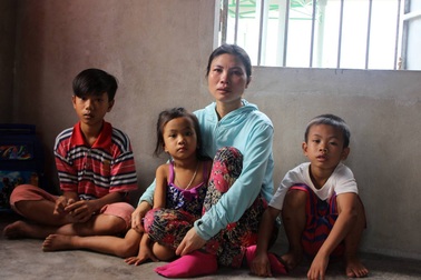 Bố bỏ đi biệt tích, bé lớp 7 nghỉ học bắt ốc phụ mẹ nuôi các em