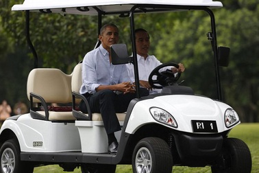 Tổng thống Indonesia lái xe điện chở ông Obama