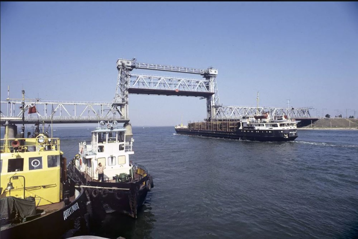 Ukraine cấm cửa tàu Nga - 1