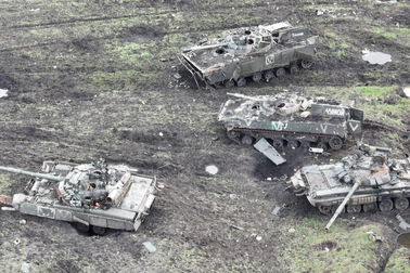 Xe tăng Nga tấn công lớn chưa từng có ở Avdiivka, Ukraine vẫn trụ vững