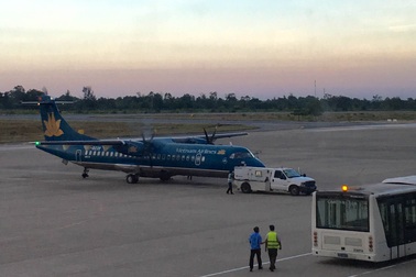 Máy bay ATR72 bị xe chở hàng đâm móp cửa ở Tân Sơn Nhất