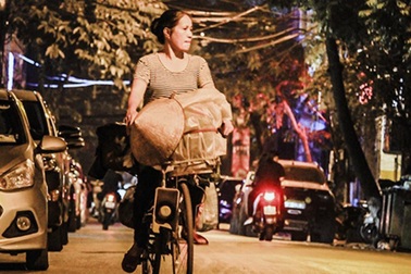 Đi theo tiếng rao "ai bánh khúc đây" rong ruổi phố đêm Hà Nội