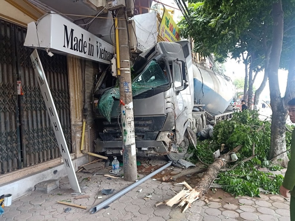 Hà Nội: Xe bồn càn quét vỉa hè - 2 Hà Nội: Xe bồn càn quét vỉa hè - 2