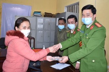 Nhặt được túi xách có 9 triệu đồng, công an xã tìm trả lại cho khổ chủ