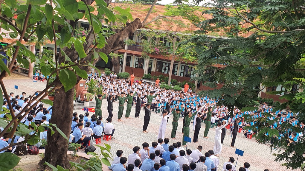 Giám thị cho cởi đồ 8 nam sinh bật khóc hối lỗi, chính thức nghỉ việc - 1 Giám thị cho cởi đồ 8 nam sinh bật khóc hối lỗi, chính thức nghỉ việc - 1