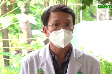 Xếp hàng đưa con đi khám bệnh tay chân miệng ở TPHCM