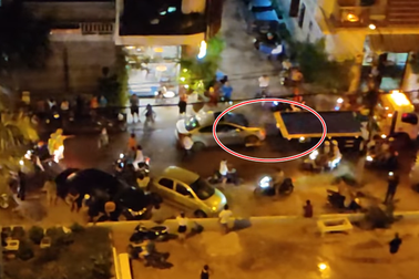 Người dân khiêng xe ô tô, mở đường cho xe chữa cháy vào chung cư dập lửa